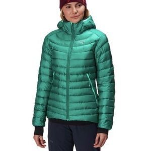 Arc’teryx down hooded jacket coat size small